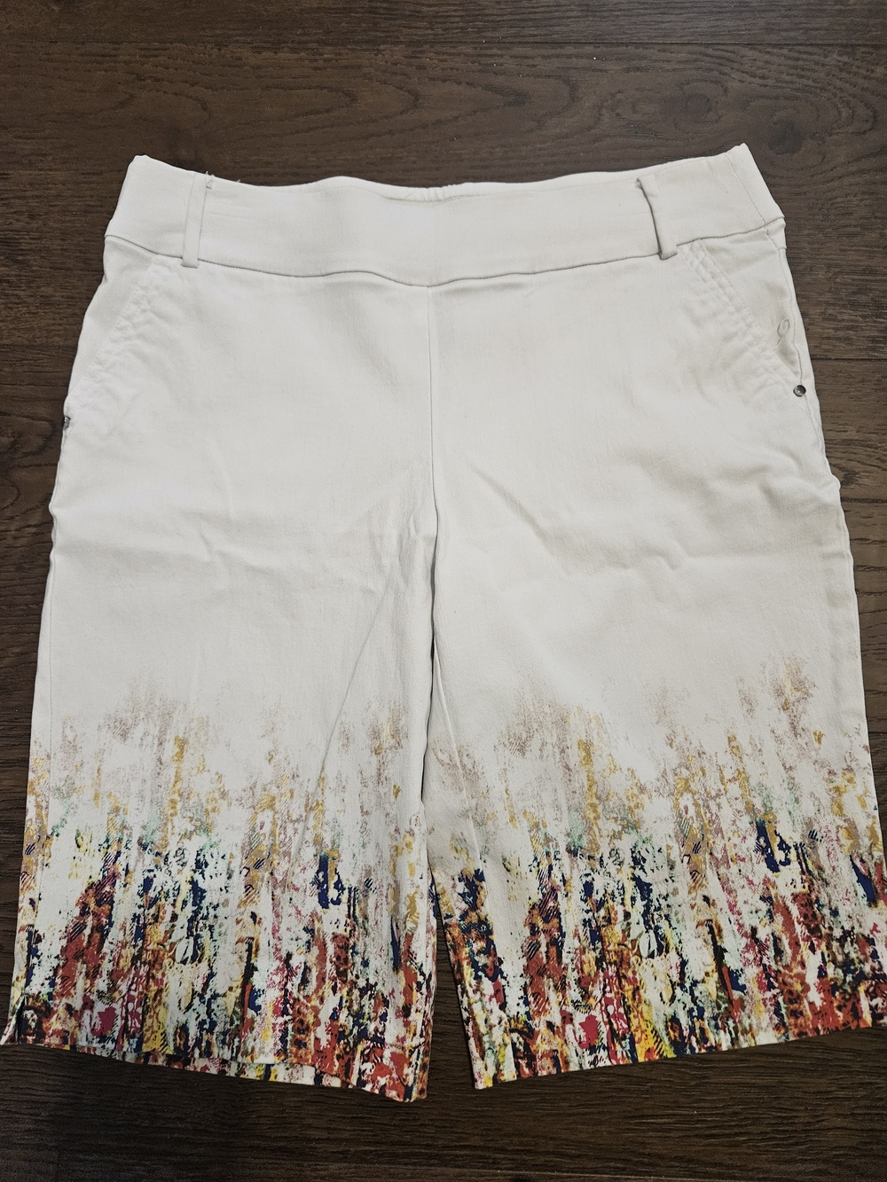 Attyre White Bermuda Shorts with Multicolor Abstract Hem